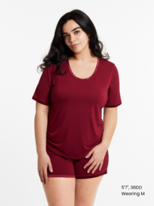 Woman in Midnighties Scoop neck Shorts set in color Rouge Noir
